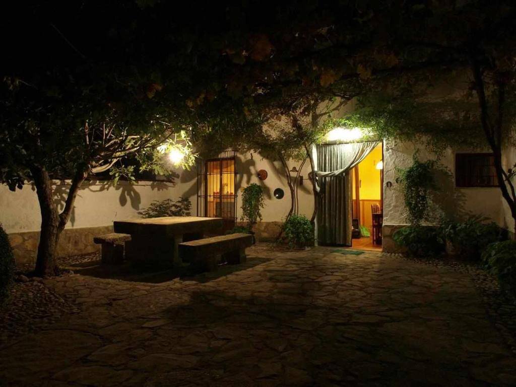 Vista nocturna de patio y fachada